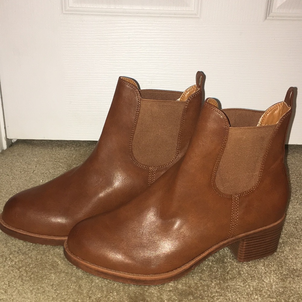 NWOT BROWN LEATHER BOOTIES